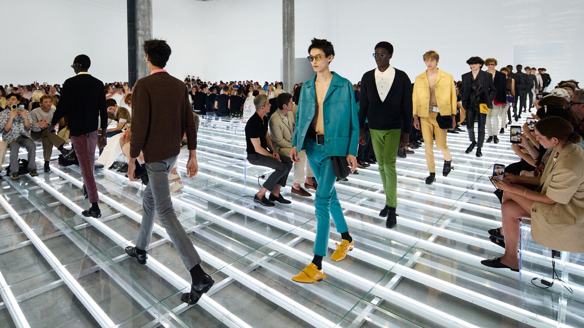 ¿Vuelven por fin los pantalones pitillo? La moda busca respuestas para el hombre en medio de la ola de calor
