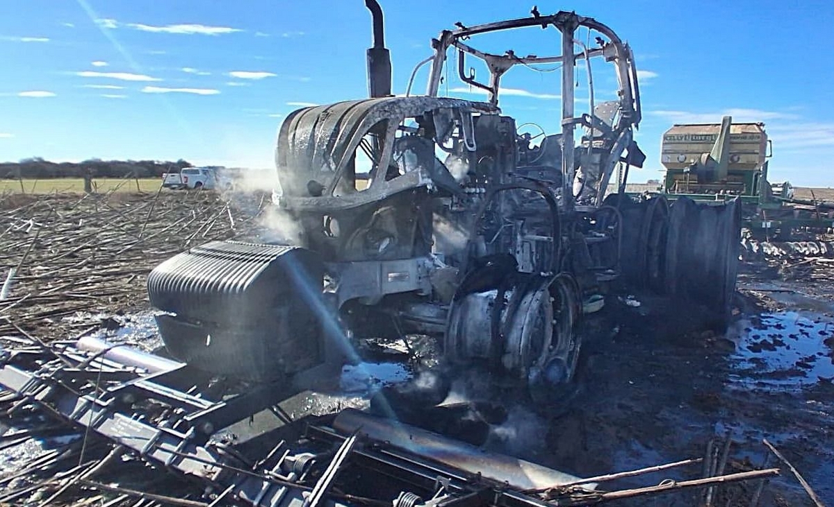 Un tractor y un equipo agrícola quedaron totalmente destruidos por un incendio