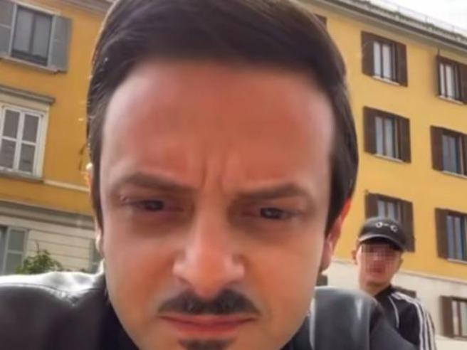 Rovazzi derubato del cellullare durante una «live» Instagram, poi l'inseguimento per fermare il giovane ladro