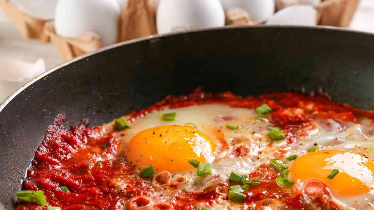 Cómo hacer huevos en purgatorio, el mejor desayuno italiano en casa