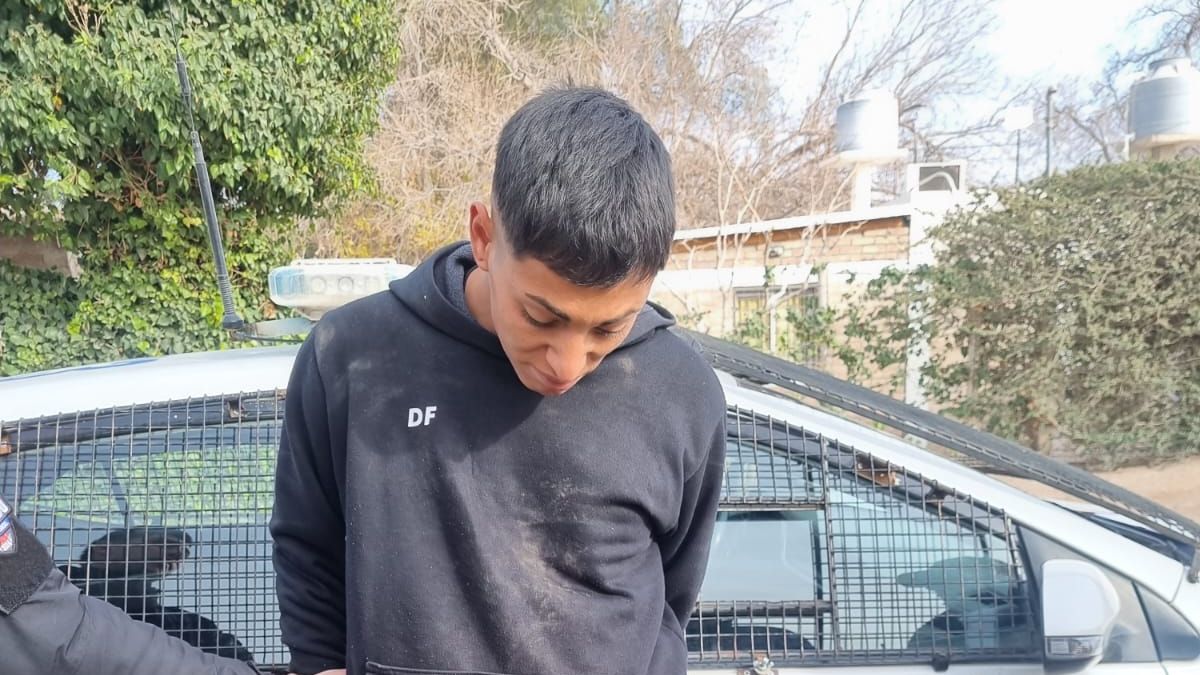 Rivadavia: delincuente escapaba por los techos y decidió bajar en un complejo militar, terminó detenido