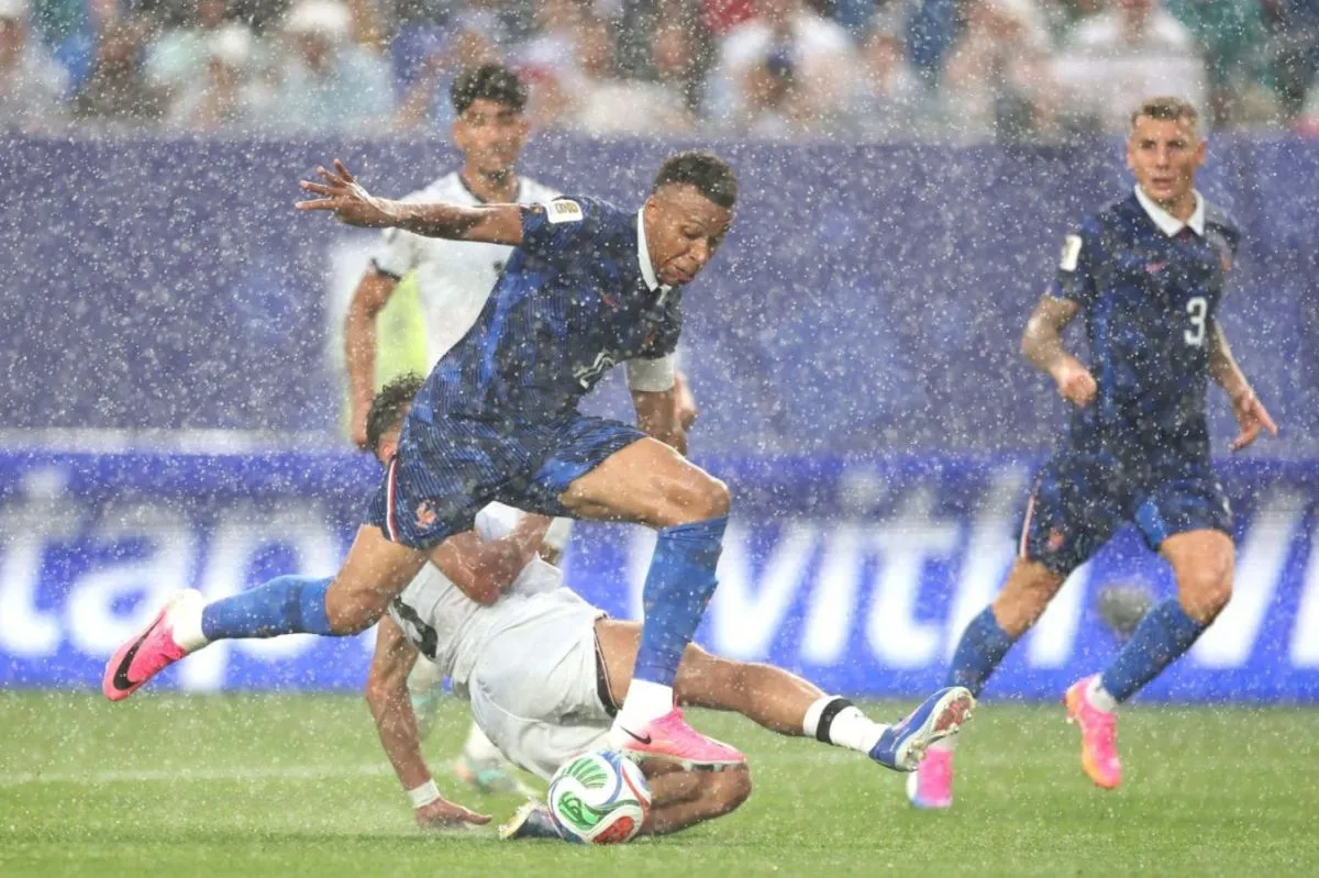 El partido entre Francia e Irak está demorado por tormenta eléctrica