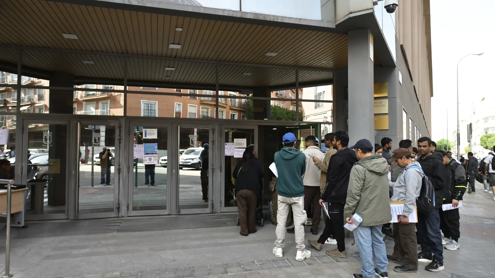 La Policía alerta de los fraudes en la regularización al superarse "ampliamente" las previsiones del Gobierno