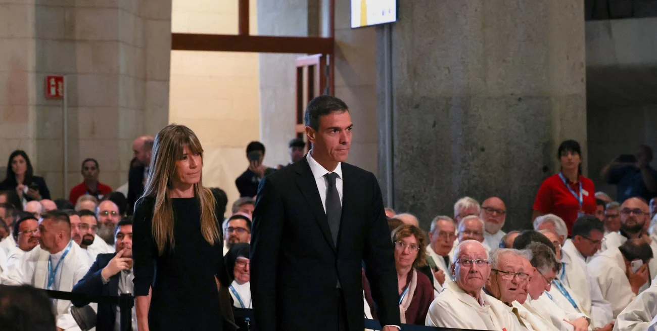 España: envían a juicio a la esposa de Pedro Sánchez y le prohíben salir del país