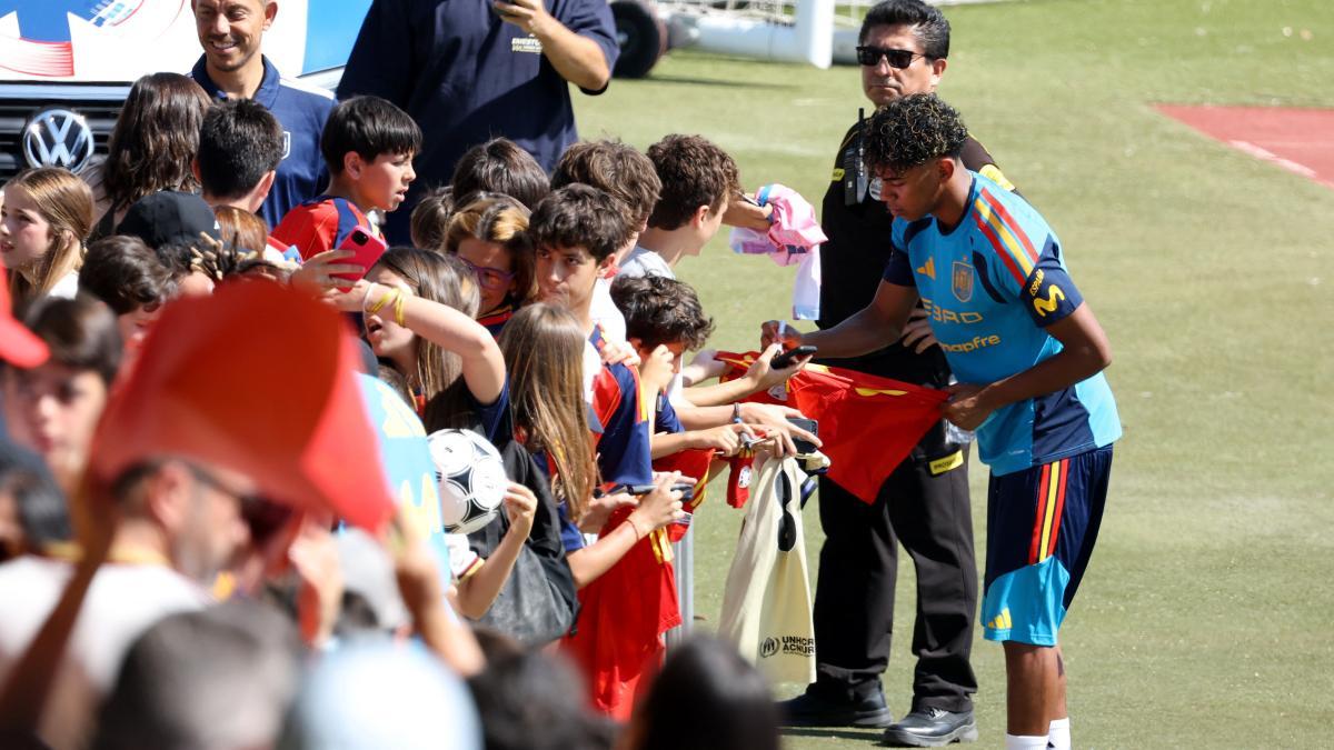 La selección española se da un baño de masas en su primera sesión de preparación para el Mundial