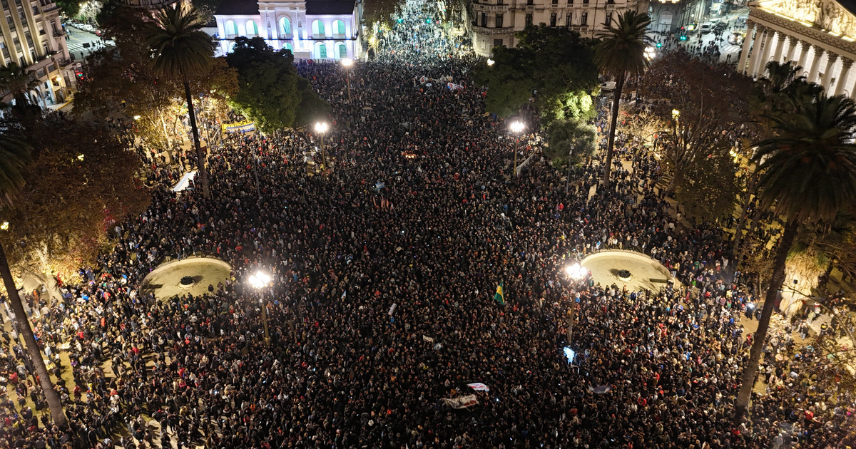 La misa ricotera copó la Plaza de Mayo para despedir al Indio Solari: "Es algo inexplicable"