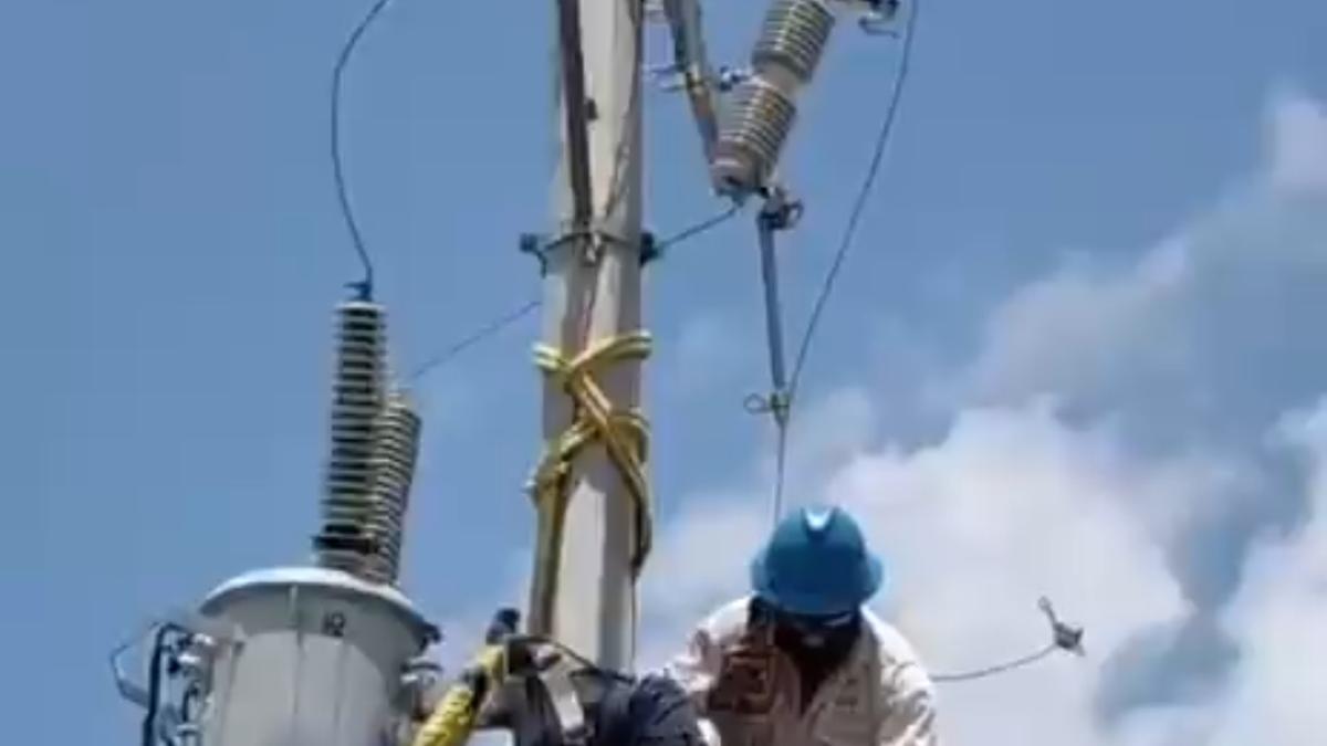 Trabajador recibe descarga eléctrica en poste de luz y se salva de milagro