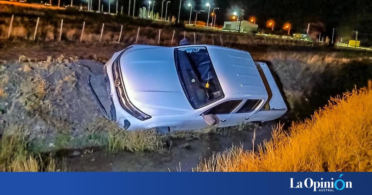 Impactante despiste en Gobernador Gregores: un vehículo cayó a un canal con agua y barro