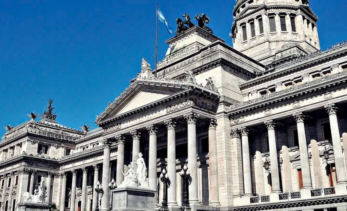 Un grupo de diputados propuso que el velatorio del Indio sea en el Congreso
