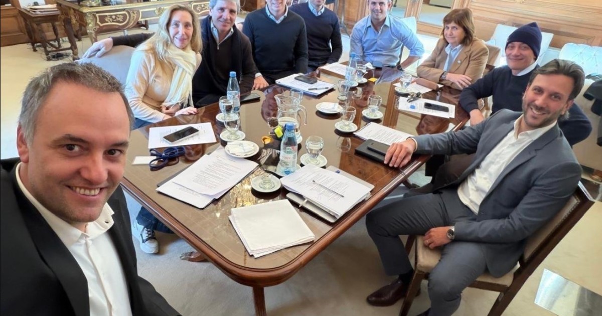Javier Milei y sus medidas, EN VIVO: tras el cruce entre el Gobierno y la oposición por su declaración jurada, Adorni busca relanzar su gestión con otra reunión de la mesa política de LLA