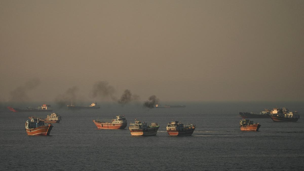 Navieras desconfían de acuerdo entre EU e Irán y mantienen paralizado el tránsito en Ormuz