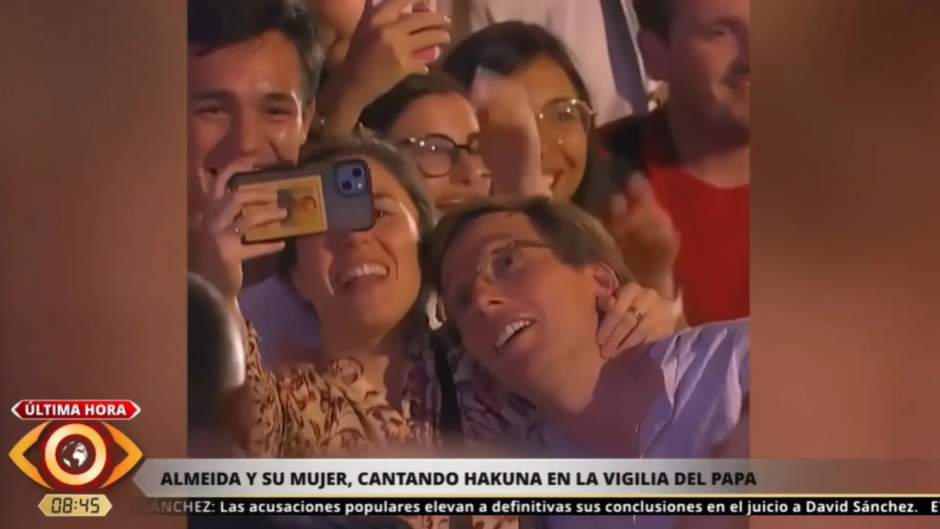 Así disfrutaron José Luis Martínez-Almeida y Teresa Urquijo de la vigilia del Papa