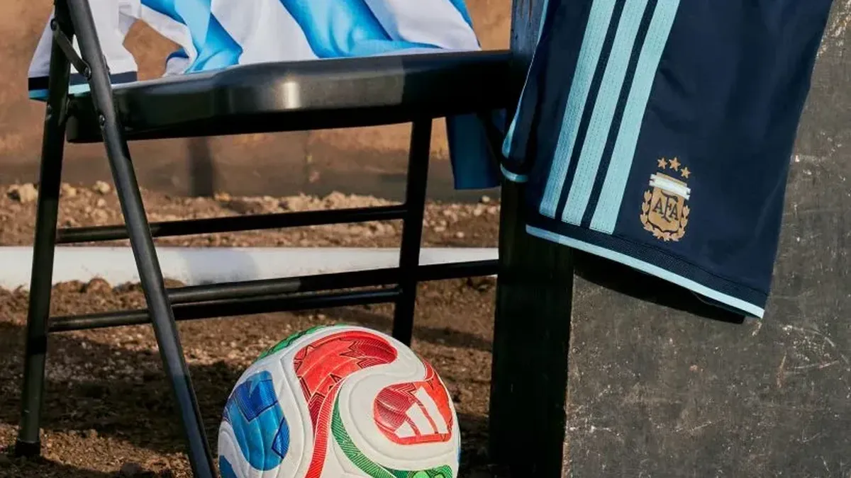 Cuánto cuesta la camiseta oficial que usará la Selección Argentina en el Mundial 2026: precios de la versión "fan" y "jugador"