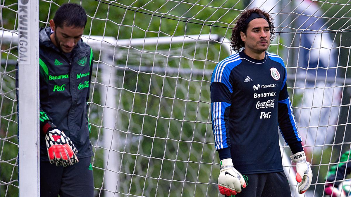 Aficionados revientan a marca cervecera por dar a Guillermo Ochoa como titular y fallar