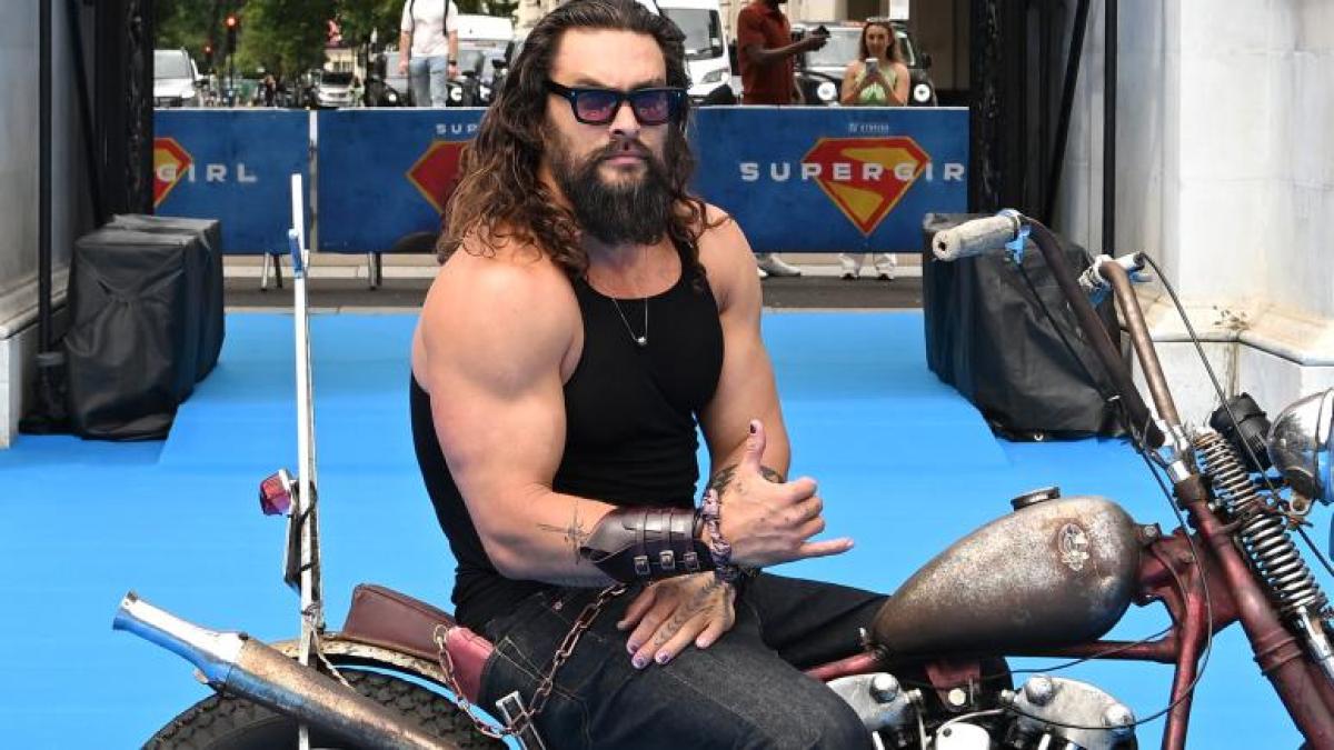 Lobo, el villano de Jason Momoa en Supergirl, fan del thrash metal y las motos