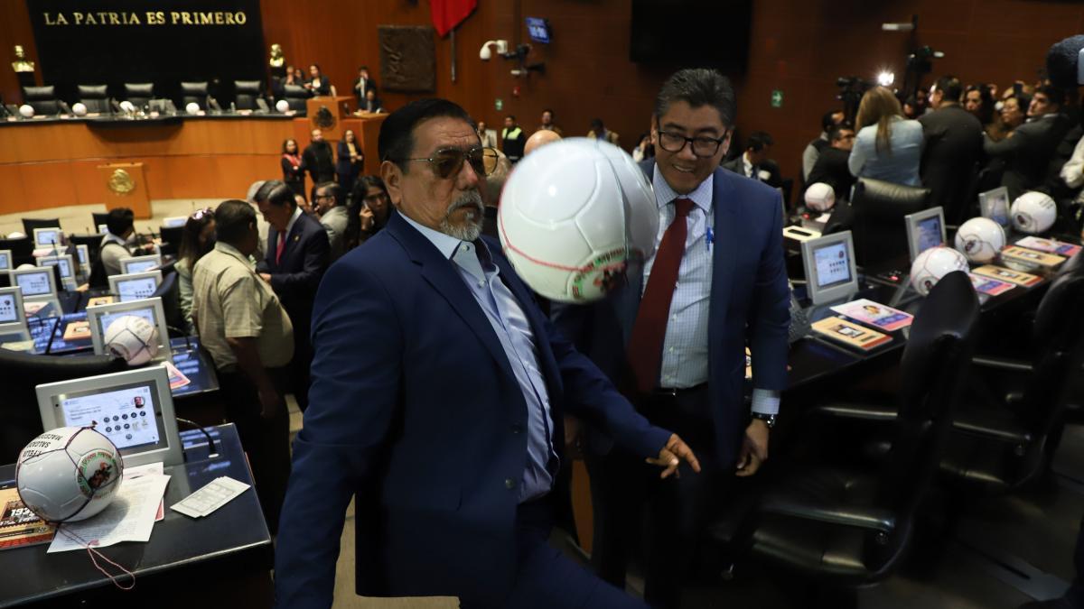 Ola de solicitudes de licencia "inunda" el Congreso de la Unión