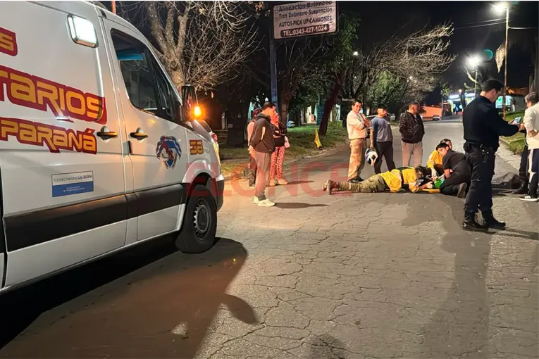 Una joven cayó de su moto al esquivar a un niño en bicicleta