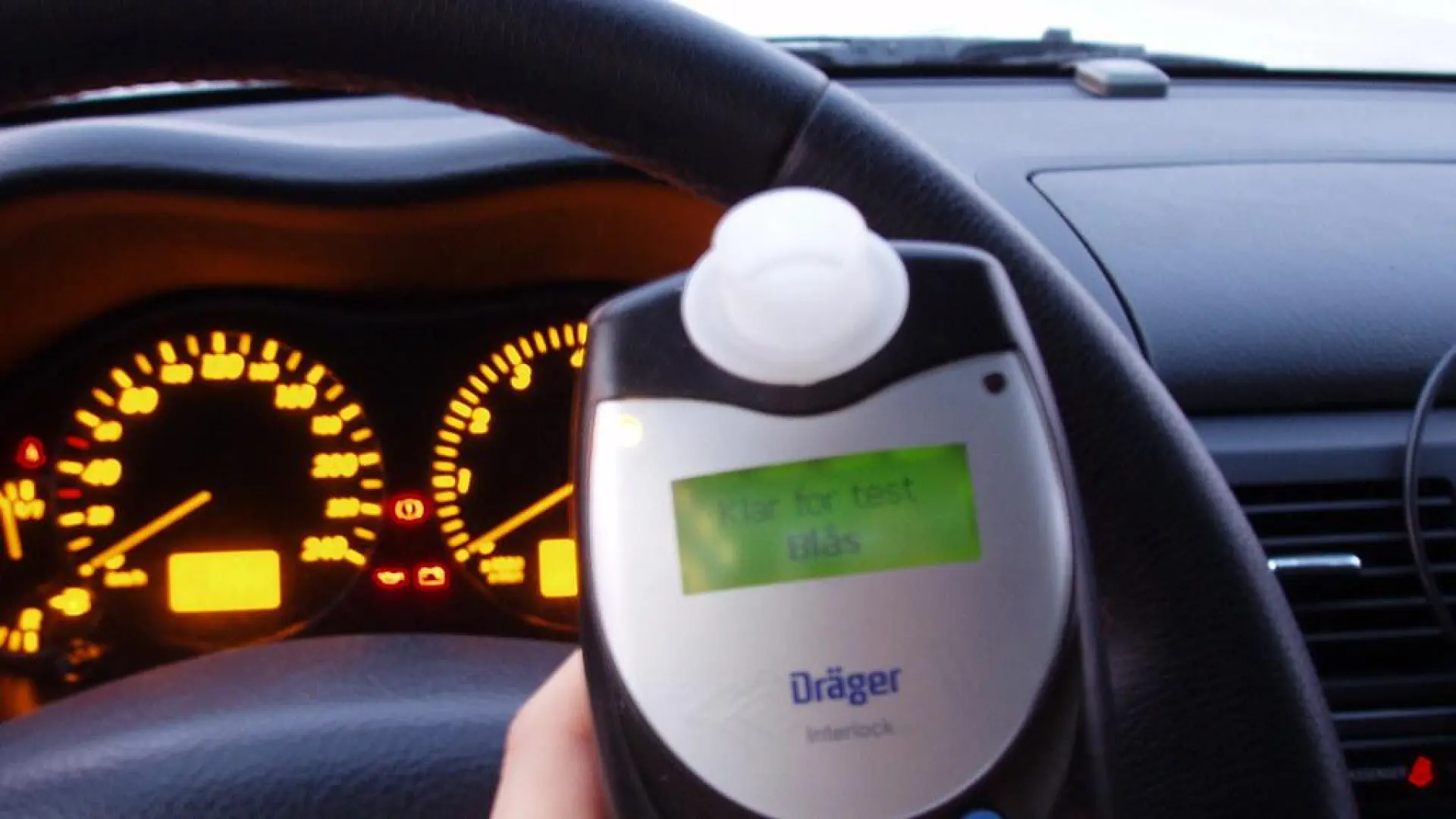 La DGT obliga a instalar un alcoholímetro en los vehículos nuevos que solo enciende el coche si se da negativo