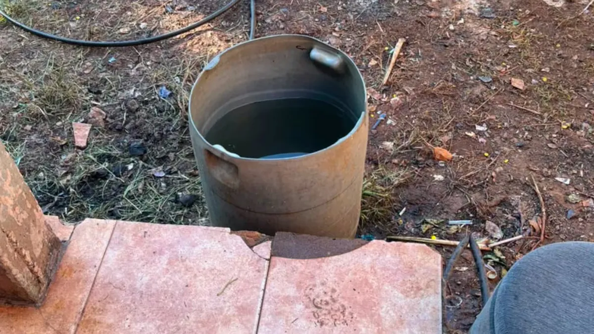 Conmoción: encontraron muerto a un bebé de 1 año dentro de un tambor con agua en el patio de su casa