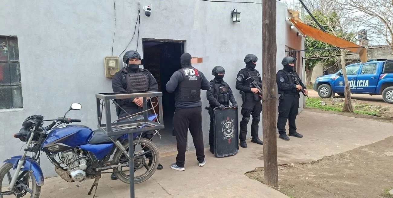 Cuatro detenidos y más de 300 dosis de cocaína tras allanamientos en barrio San Lorenzo