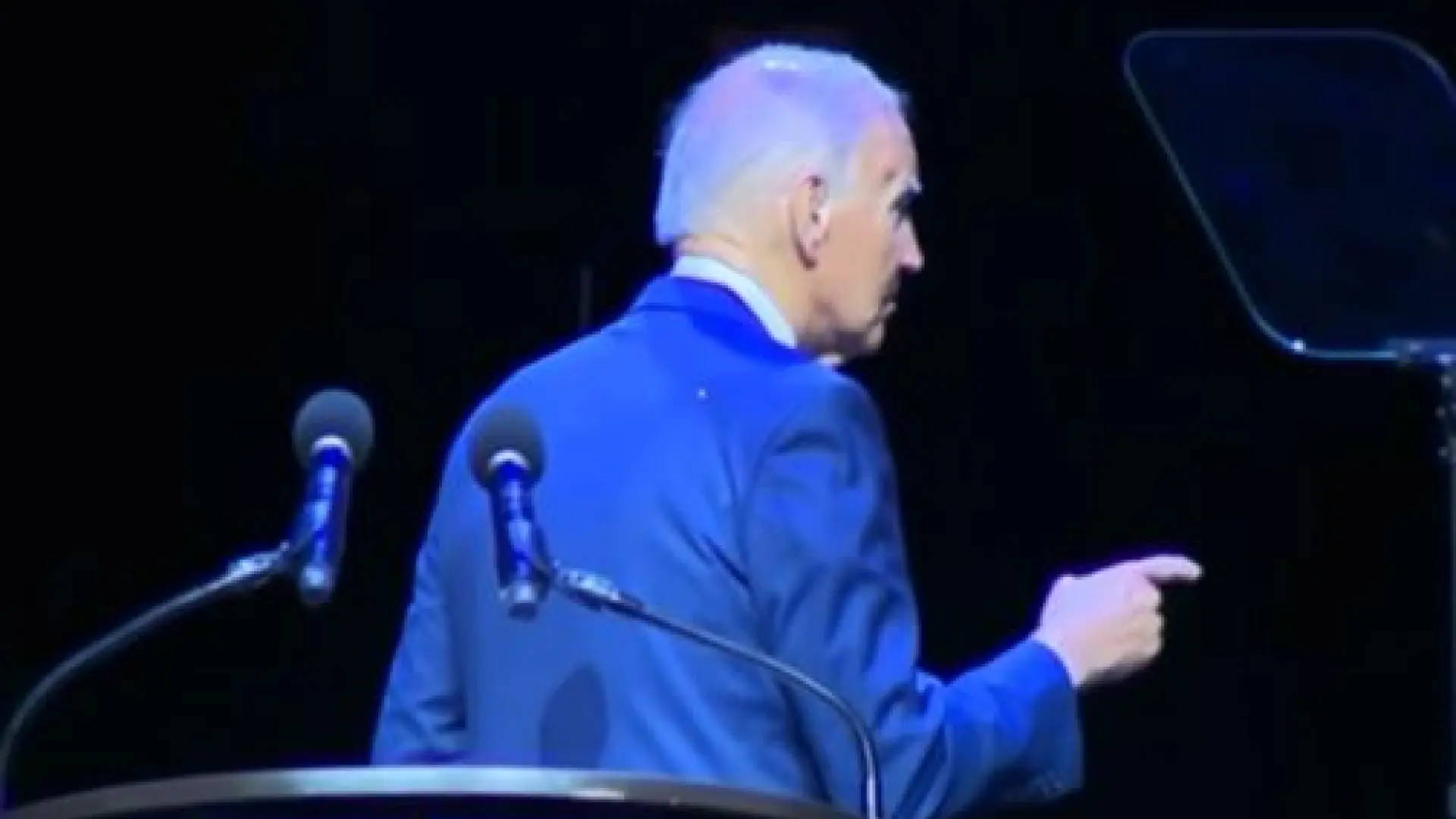 Biden preocupa por su estado en un mitin: con tos persistente y despistado para abandonar el escenario