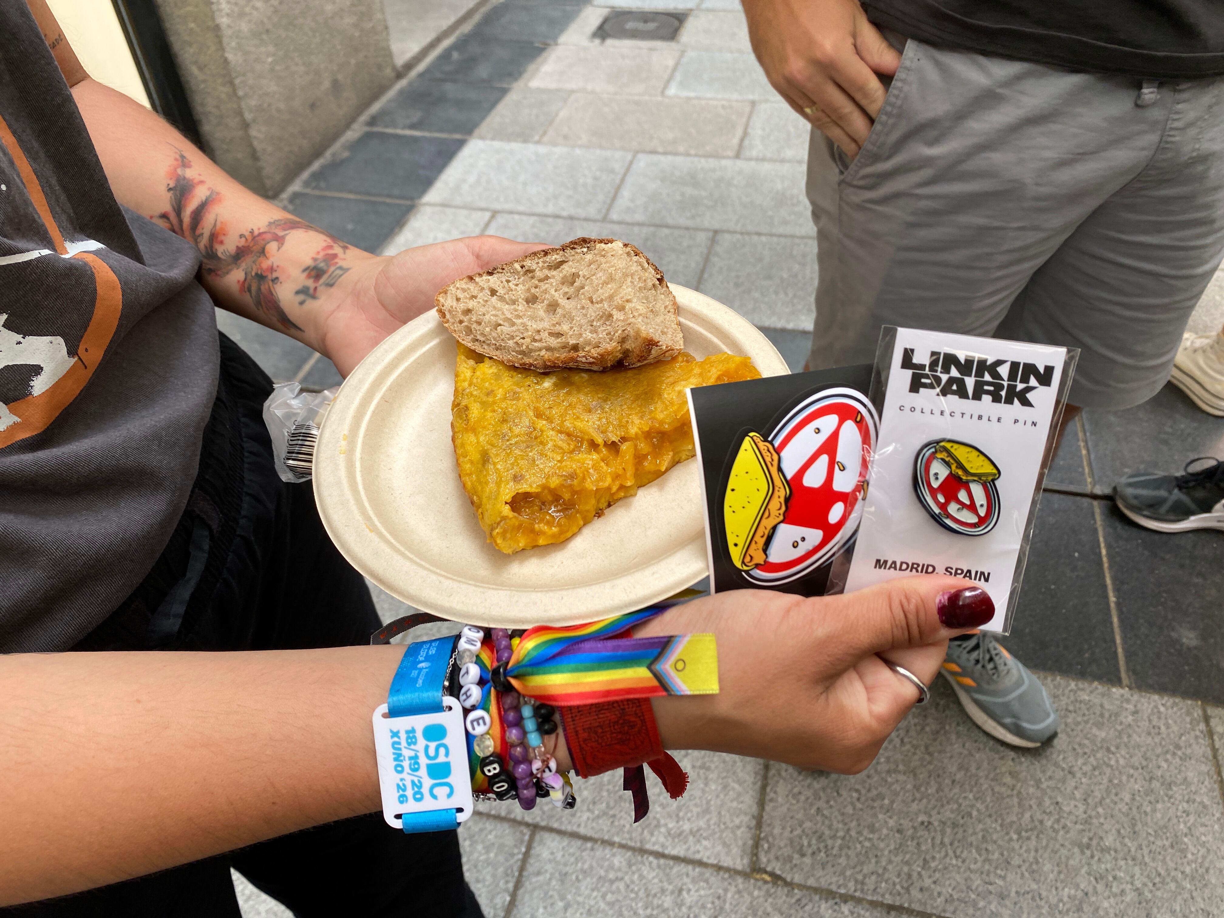 Linkin Park regala 200 pinchos de tortilla a sus fans en Madrid