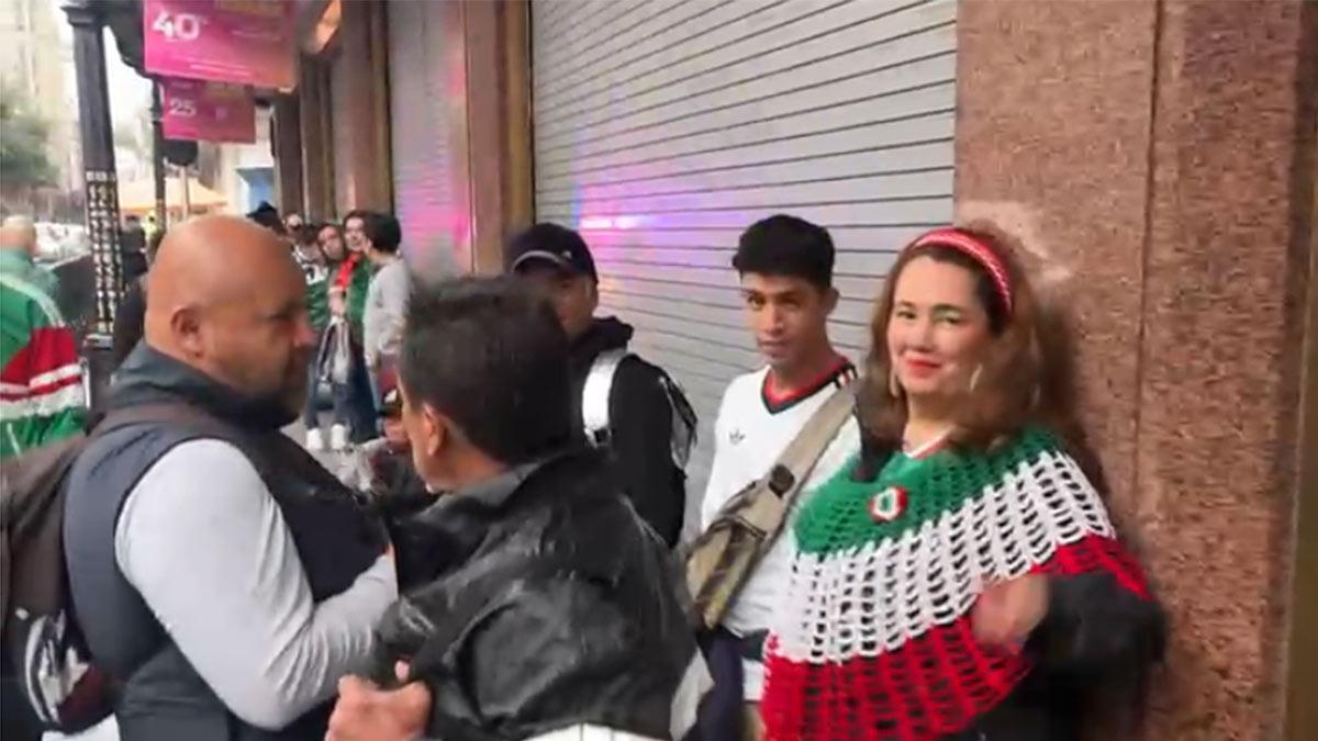 Aficionados llegan al Fan Fest del Zócalo CDMX; la lluvia no detiene el ánimo festivo