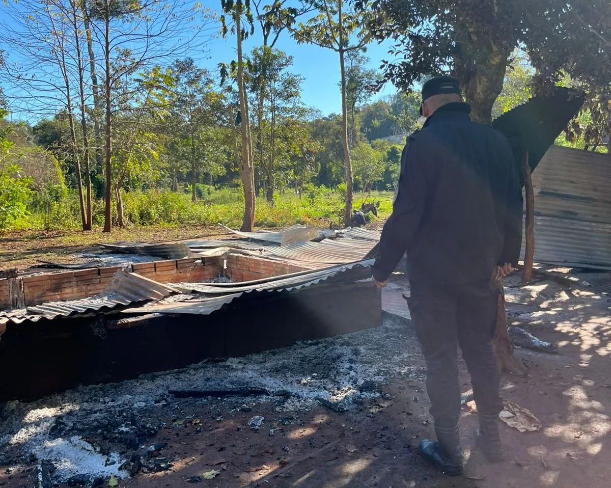 Puerto Iguazú: incendio arrasó con una casa y afectó otra vivienda