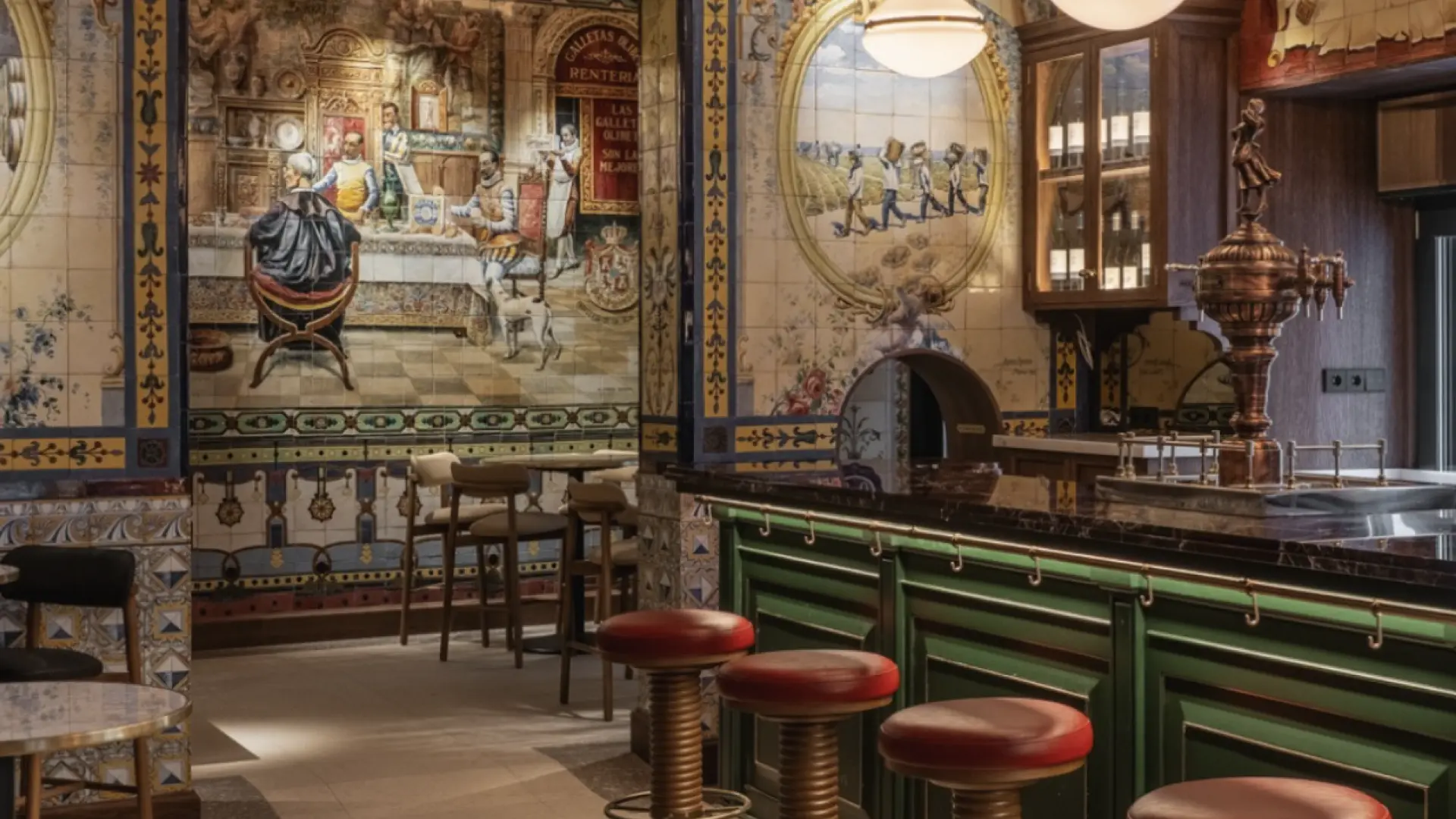 Así es la taberna madrileña conocida como la 'capilla sixtina de los azulejos andaluces'