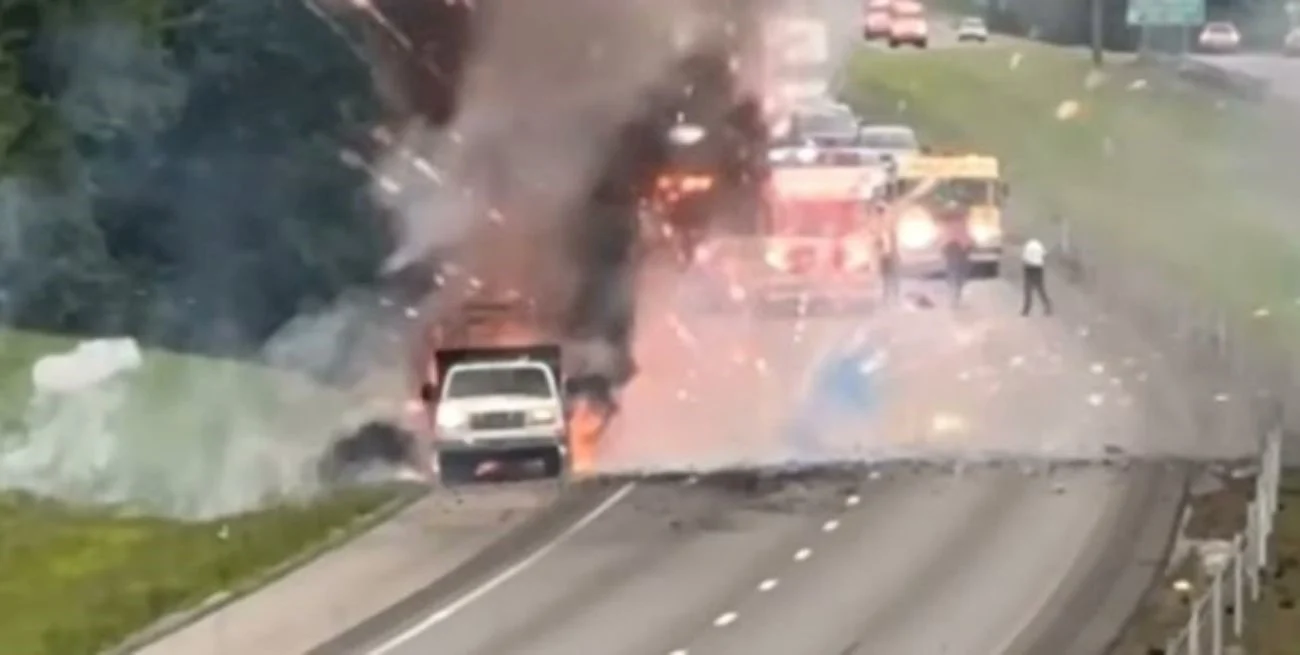 Estados Unidos: un camión con fuegos artificiales se incendió y desató una lluvia de explosiones