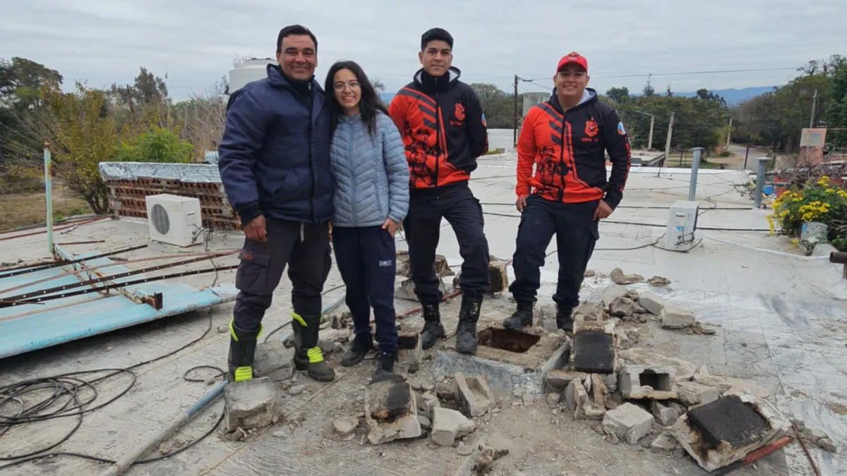 Bomberos rescataron a una adolescente que había quedado atrapada en la chimenea de su casa