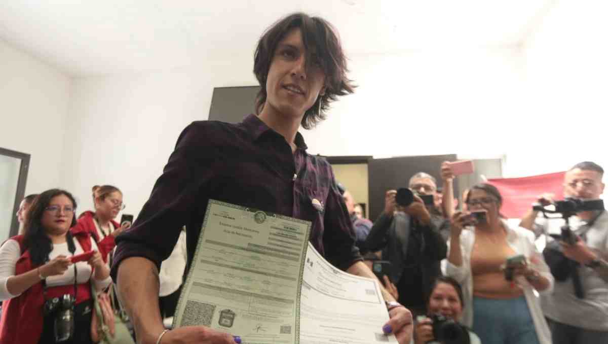 Dany recibe primera acta de nacimiento con género no binario en Edomex