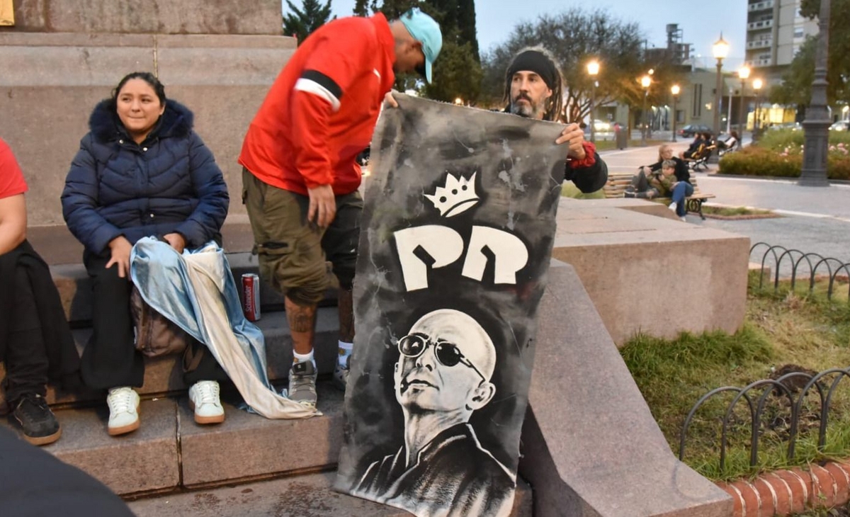 Con una "misa" ricotera en la Plaza San Martín, despiden al Indio Solari