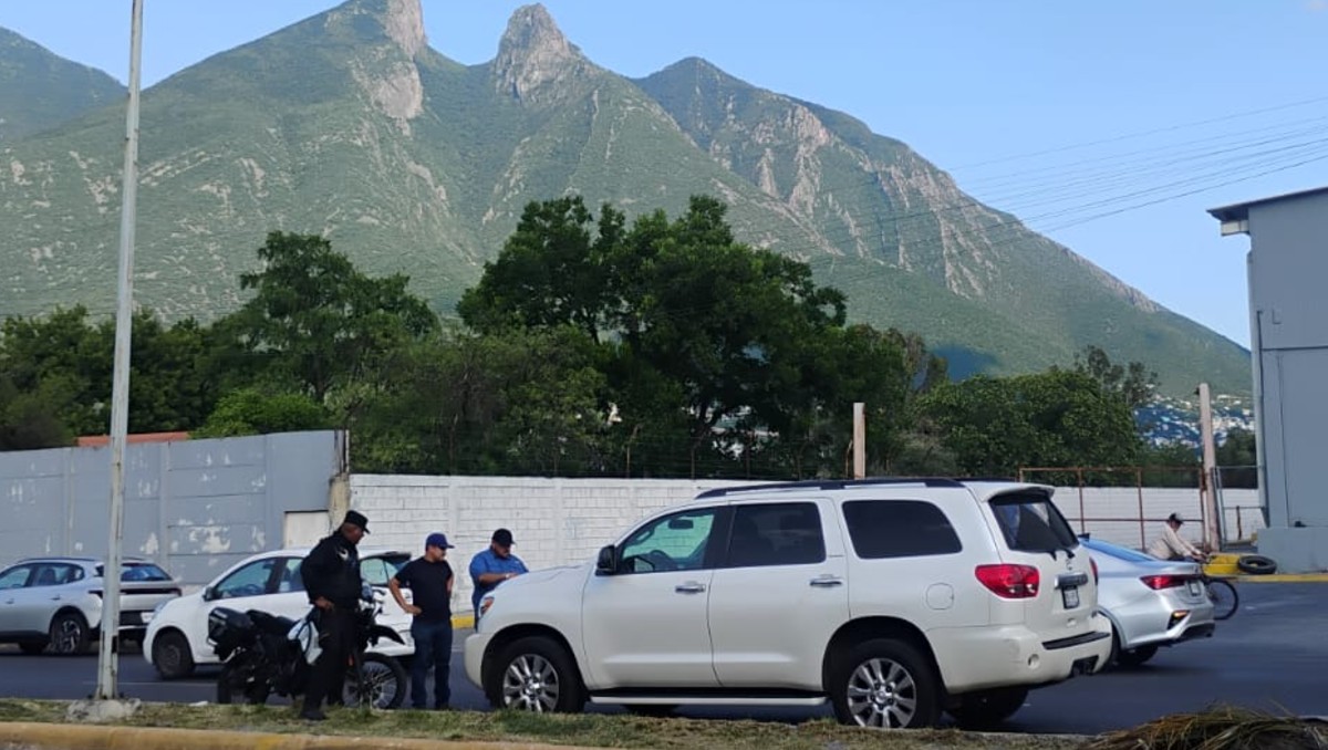 Embisten a motociclista de Fuerza Civil al sur de Monterrey