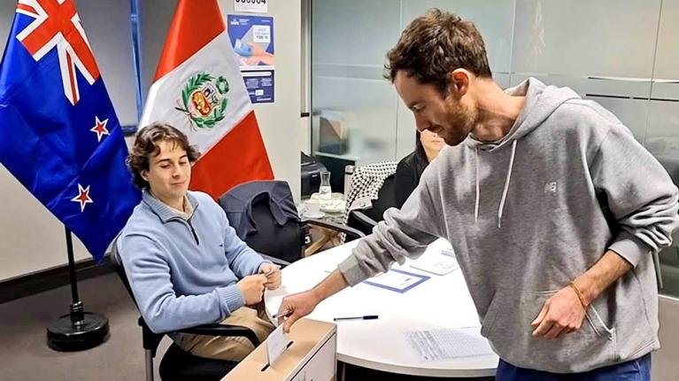 Perú: voto extranjero aprieta más la disputa entre Fujimori y Sánchez