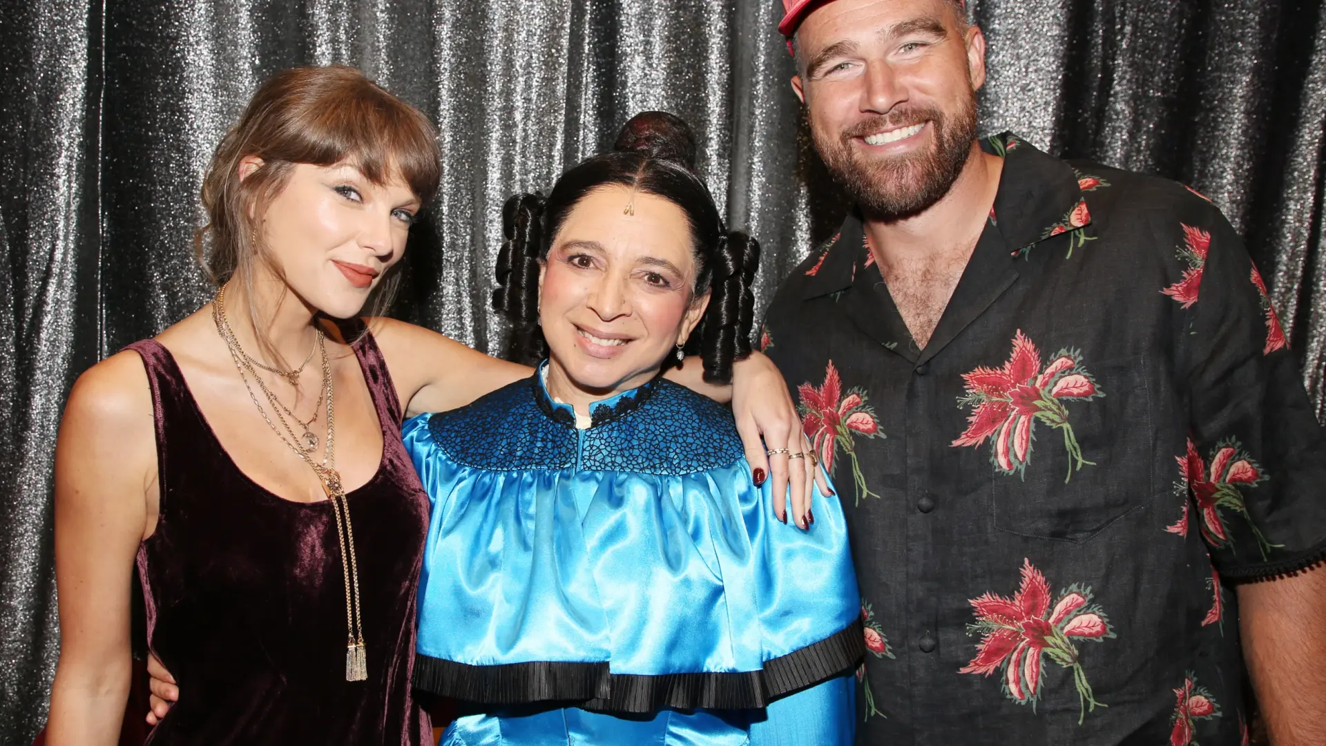 Palabra de Taylor Swift: el terciopelo y el burdeos también son para verano y se llevan en forma de vestido ochentero