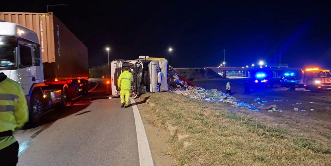 Volcó un camión cargado con yerba mate en el acceso a la autovía 19