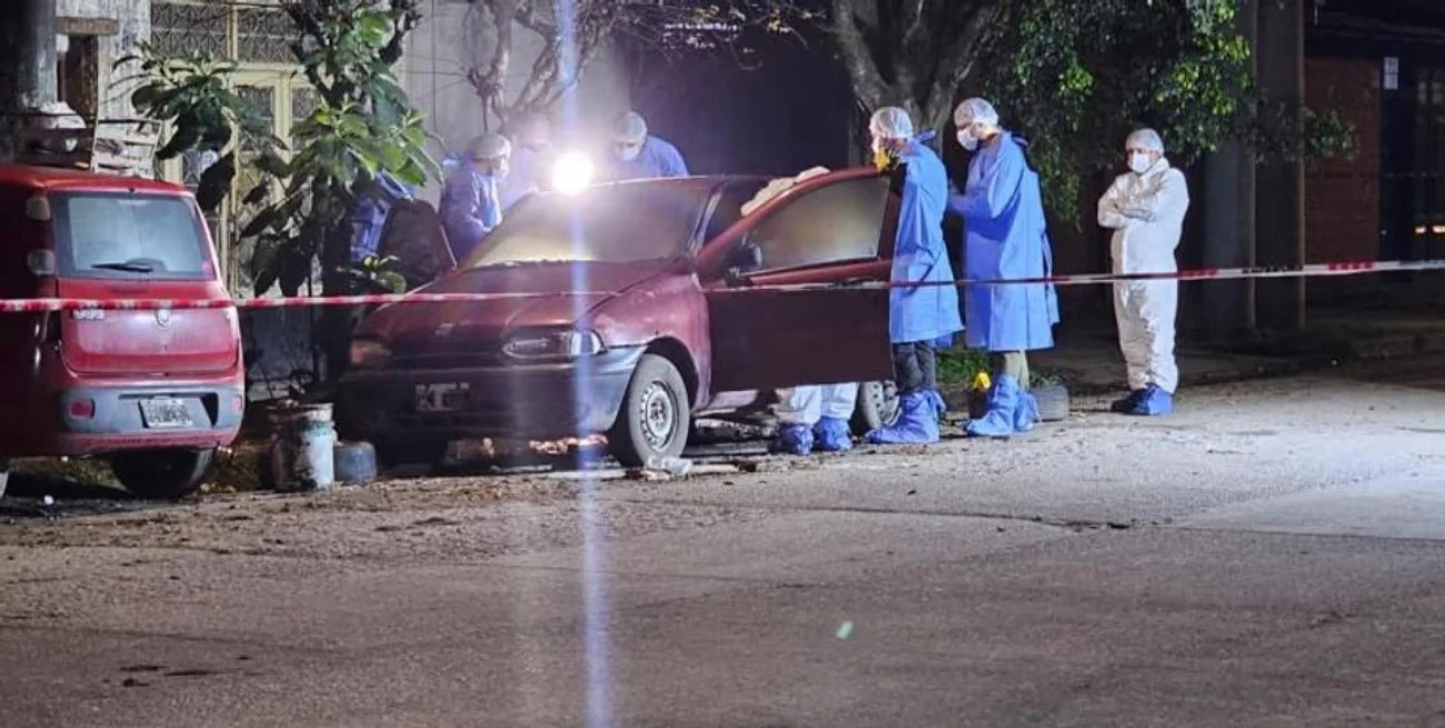 Hallaron el cuerpo calcinado de una mujer dentro de un auto en Tucumán
