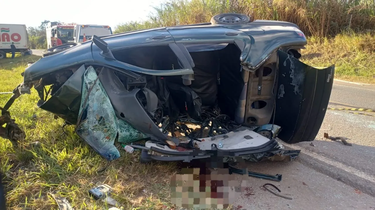 Acidente entre caminhão e dois carros deixa dois mortos e uma criança gravemente ferida na BR-265