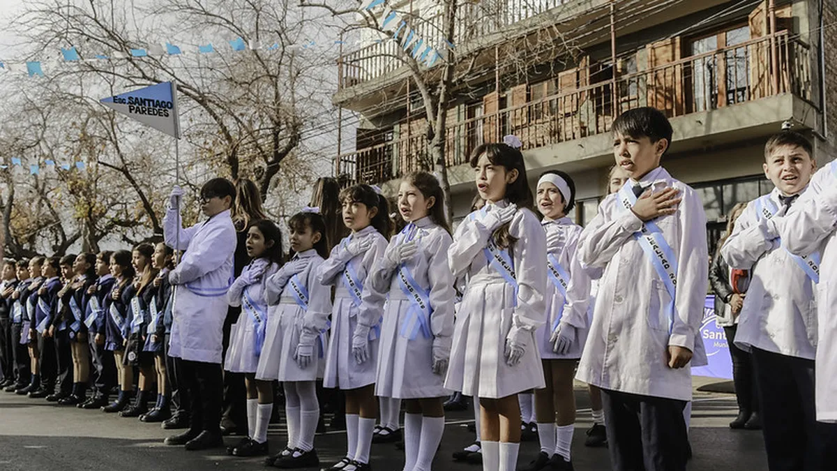 Santa Lucía vivió una emotiva Promesa de Lealtad a la Bandera con alumnos y personas mayores