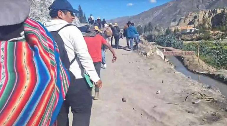 Familias paceñas que caminan horas por alimento denuncian que bloqueadores les quitan parte de sus compras