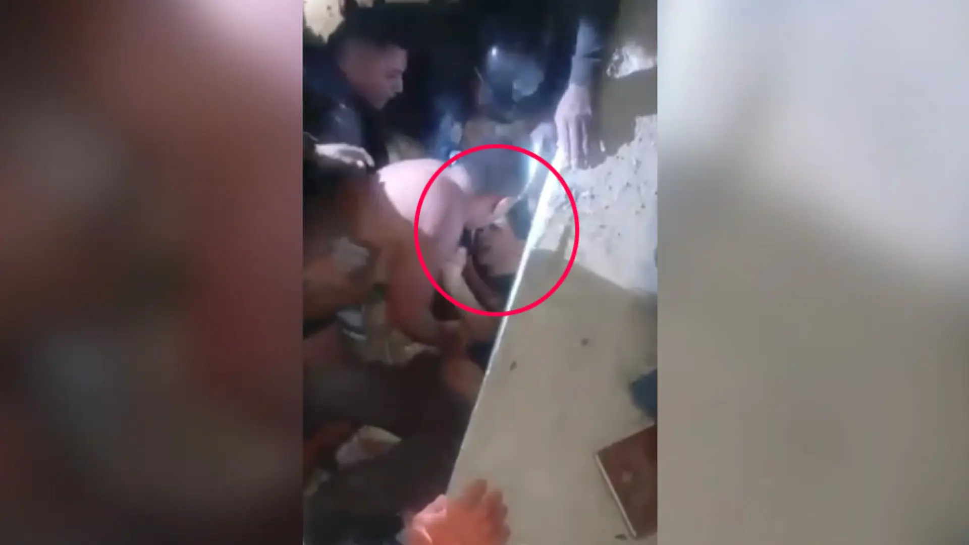 Rescate milagro: los equipos de emergencia logran sacar vivo a un joven atrapado bajo los escombros