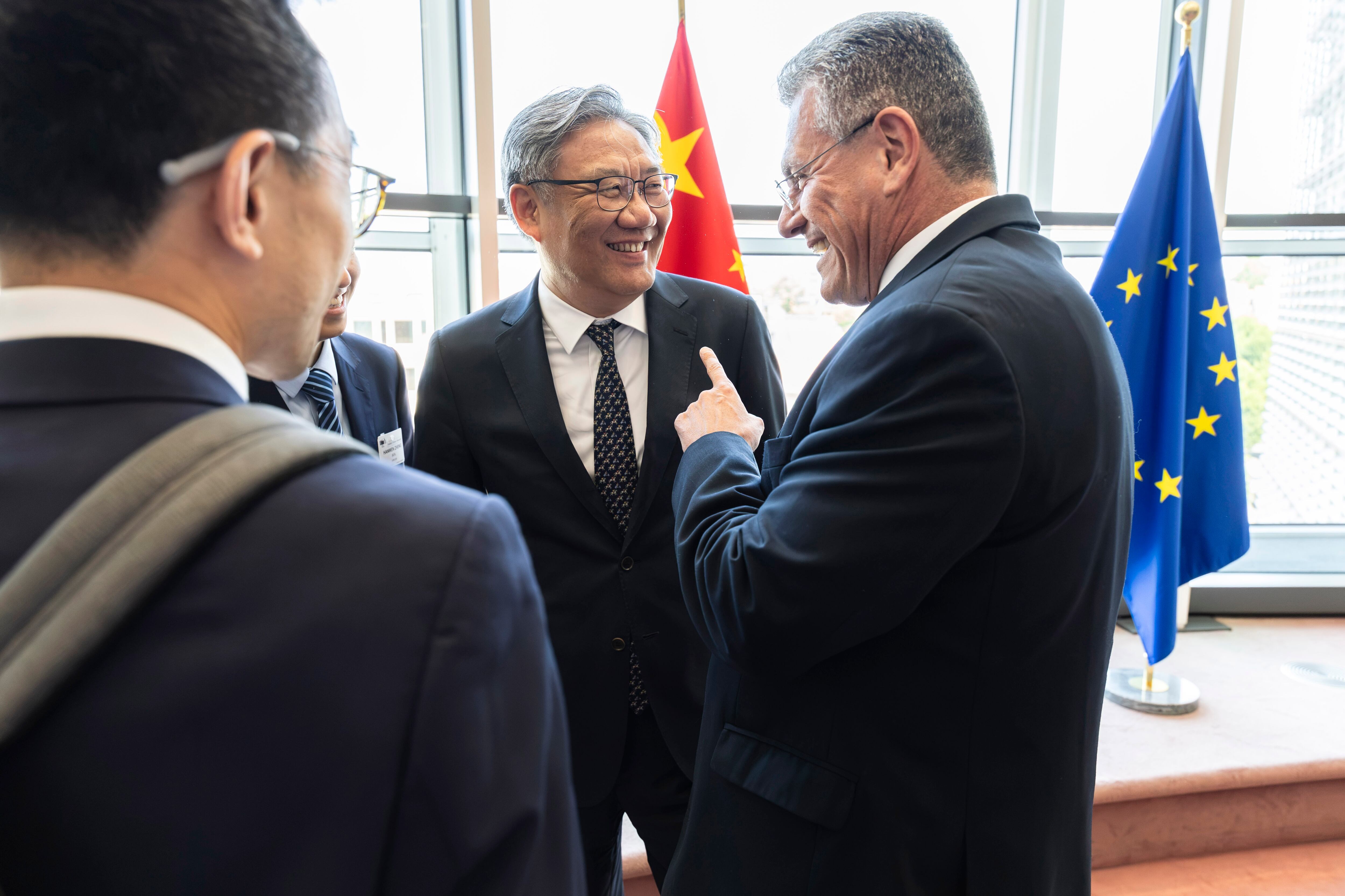 Bruselas exige a China "resultados tangibles" en octubre para corregir los desequilibrios comerciales con la UE