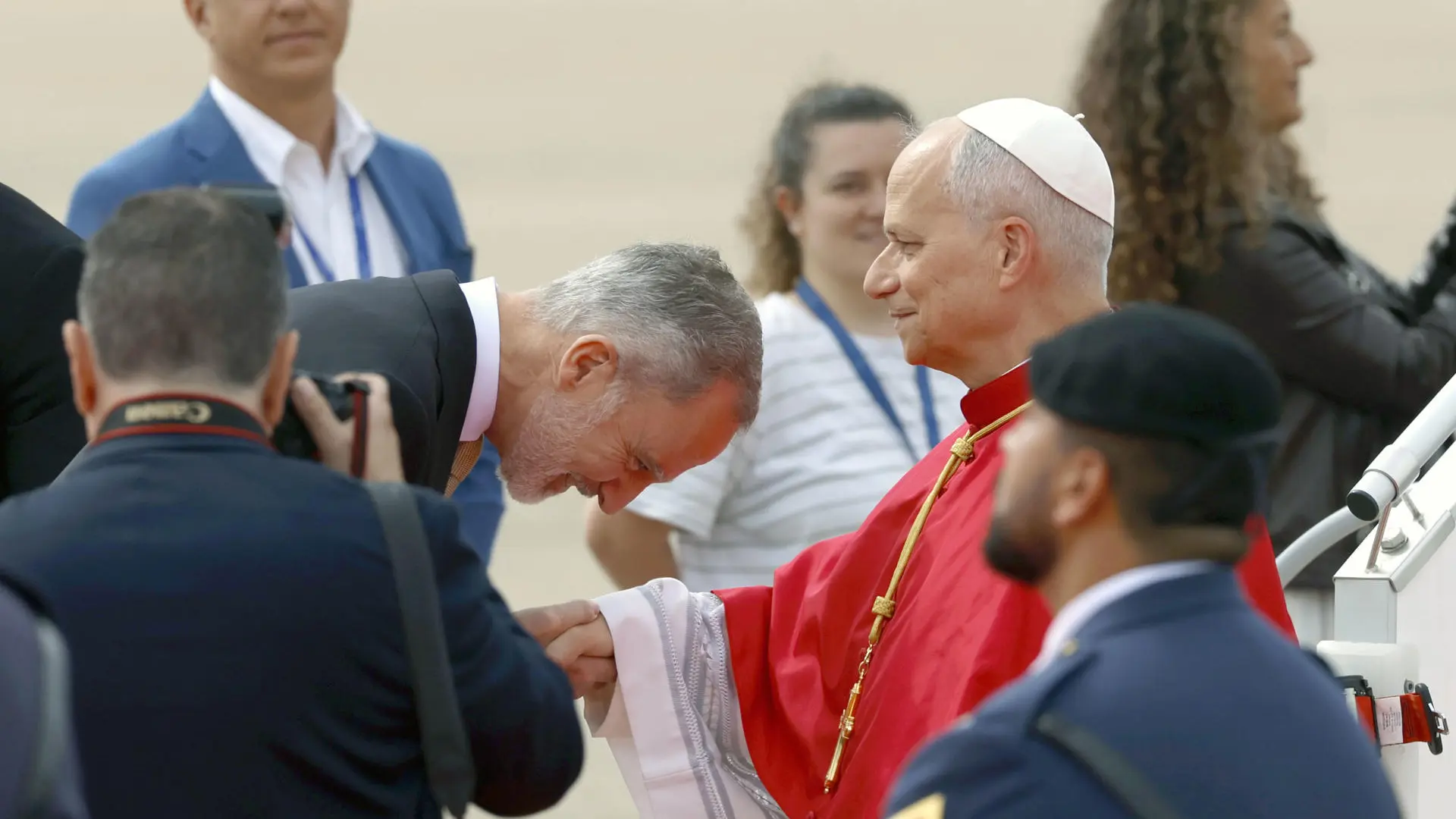 El 6979985: recibido a pie de pista por los Reyes, Pedro Sánchez y autoridades