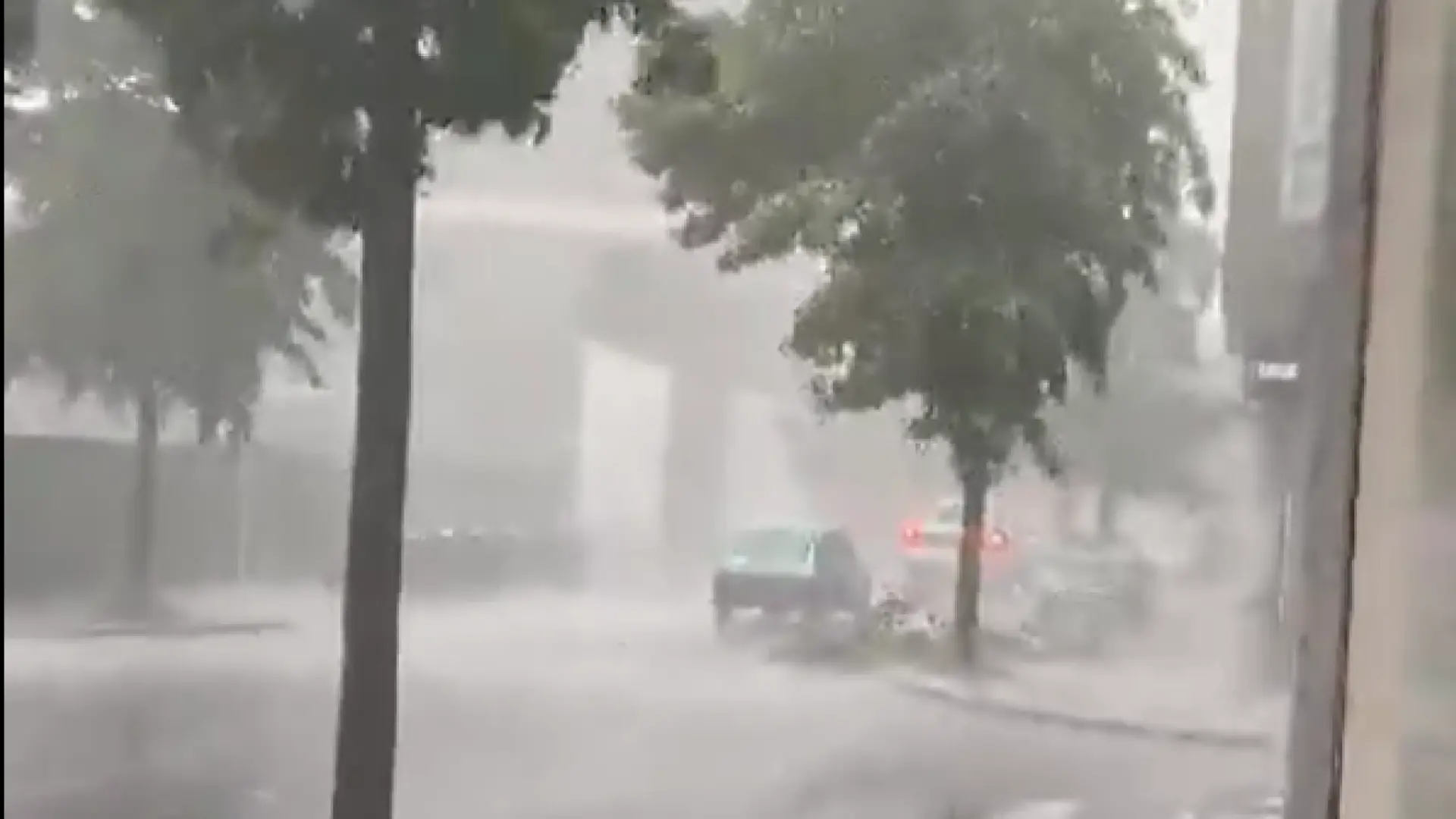 Las lluvias torrenciales en Lugo y Ourense dejan unos 5.000 rayos, fuertes rachas de viento, granizo e inundaciones