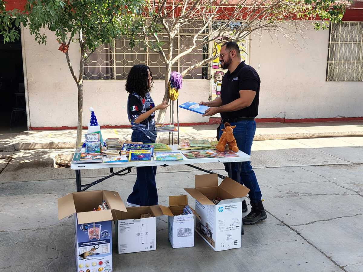Joven actualiza biblioteca de primaria con libros nuevos en Durango
