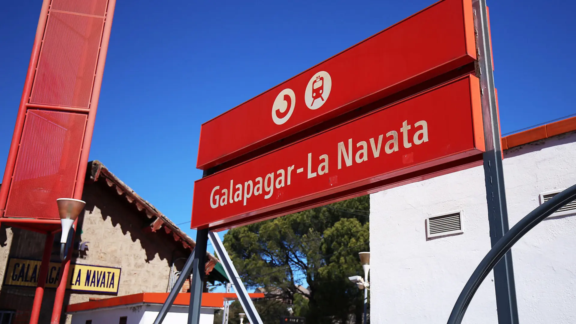 Renfe empieza en la sierra madrileña su plan para arreglar 110 estaciones de Cercanías, 16 en la red de Madrid y 15 en la de Rodalies