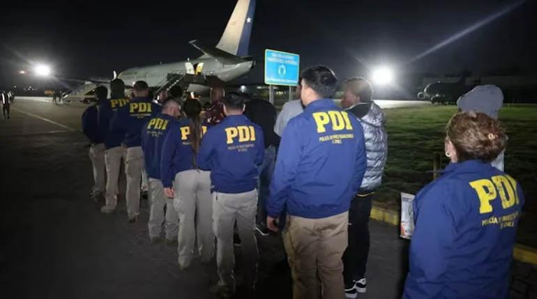 Chile expulsa a 62 migrantes en un vuelo chárter; 19 son bolivianos