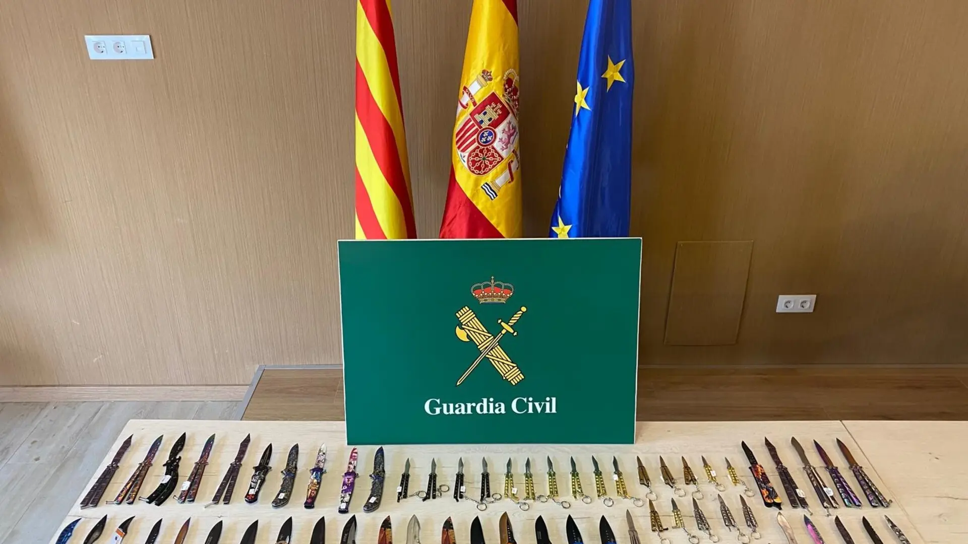 La Guardia Civil incauta 59 armas blancas en un dispositivo en 15 locales de souvenirs de la Costa Brava