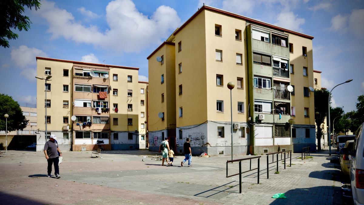 Los Mossos refuerzan el barrio de Sant Roc con antidisturbios tras la menor herida de bala